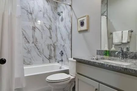East Nash Homey Retreat For 32 Guests! Nashville Holiday home